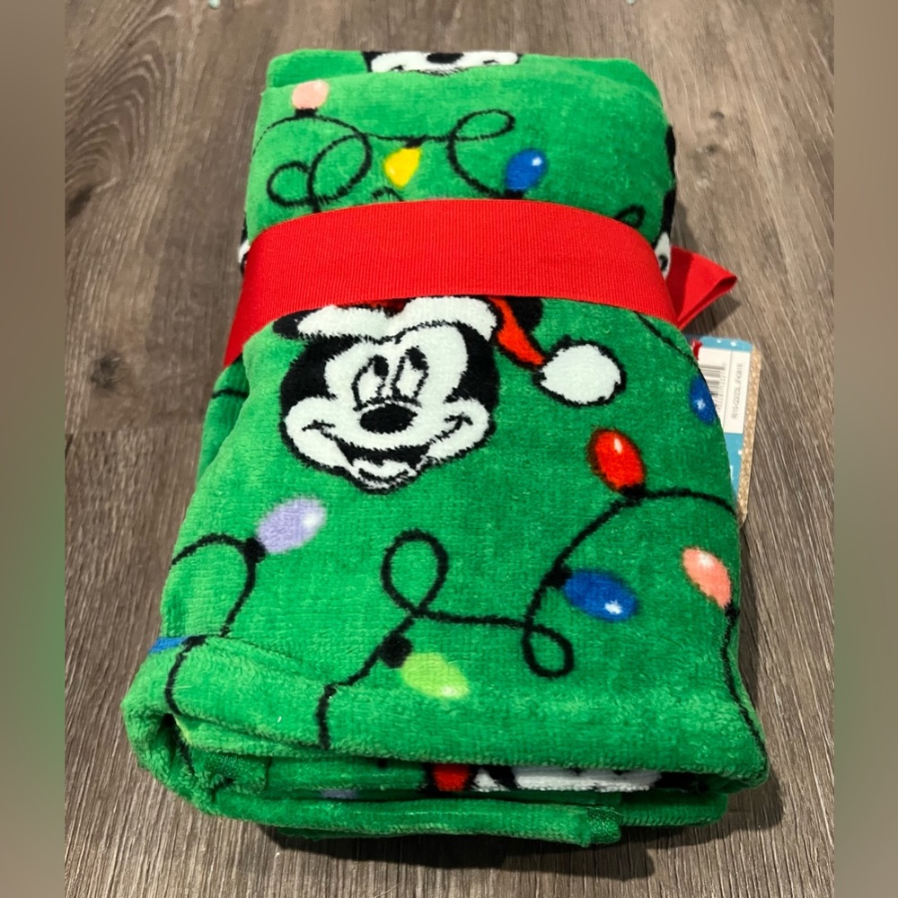 Super Cute Mickey Mouse Christmas Hand Towels- 2 pack- NWT - Picture 2 of 2